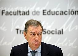 El consejero de Educación, Juan José Mateos, en un acto en la UVA. / ICAL