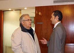 Alberto Cano (i.), junto a su abogado, a la entrada del juzgado, en su primera declaración del pasado noviembre. / Henar Sastre