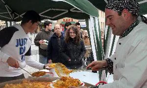 Dos cocineros reparten raciones de paella en la avenida Fernández Ladreda con motivo del Día Mundial de Concienciación del Autismo. / Antonio Tanarro