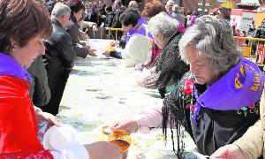 Las mujeres sirven chichurro a vecinos y visitantes. / Luis Antonio Curiel.