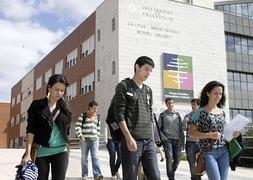 Un grupo de alumnos, en el campus Miguel Delibes, enValladolid. / R. Gómez