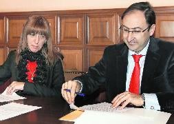 Rosa Marí Barcenilla y Alfonso Polanco, durante la firma del convenio. / Brágimo-Ical