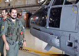 El sargento Carlos Caramanzana en una imagen de archivo en la base aérea de Gando. / ELVIRA URQUIJO-EFE