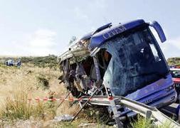 El autobús accidentado en Ávila en julio de 2013./ Raúl Sanchidrián-EFE