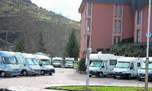 Varios vehículos estacionados ayer en el área./ José Carlos Diez