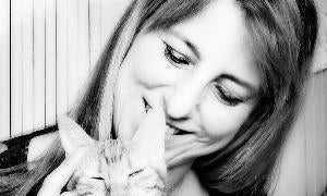 Marianne, con Luna, uno de sus tres gatos. / NACHO CARRETERO