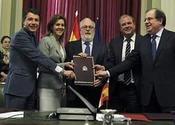 Ignacio González, María Dolores de Cospedal, Arias Cañete,  José Antonio Monago, y  Juan Vicente Herrera posan con el protocolo firmado en MAdrid. / /J.J. Guillén-Efe