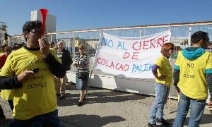 Concentración de trabajadores a las puertas de la fábrica. / Antonio Quintero