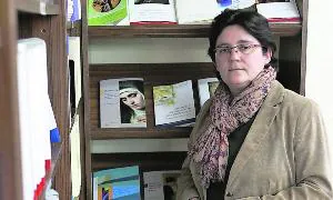 Inmaculada Delgado, rodeada de libros en las dependencias del Servicio de Publicaciones. / Almeida