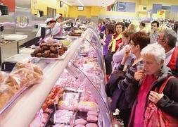 Los clientes observan los productos en los lineales del nuevo supermercado. / G. Villamil