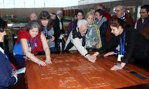 La Olmeda recibe la visita de un grupo de personas con discapacidad visual de la ONCE procedentes de Valladolid, Segovia y Palencia. / El Norte