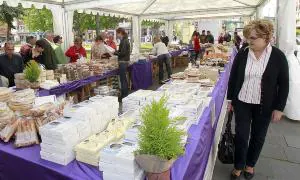 Numerosos visitantes contemplan los productos ayer, durante la primera jornada de apertura de la feria. / Antonio Quintero