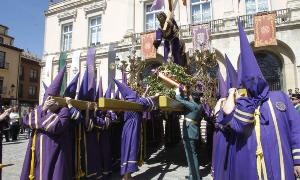 El jefe de la Comandancia y un hermano nazareno colocan la corona dedicada a los difuntos en la talla titular de la cofradía. / Merche de la Fuente