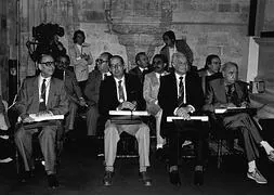 Delibes, Solana, Tovar, Pascual Teresa, Juan Manuel Díaz Caneja y Demetrio Madrid, en los Premios de 1985. / El Norte