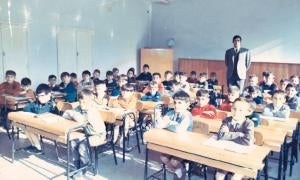 El maestro Jaime Merino, con sus alumnos, en la Aneja Masculina en el curso 1968-1969.