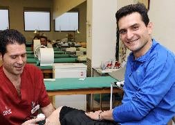 Joselillo, junto a su preparador físico en Fremap. / R. O.