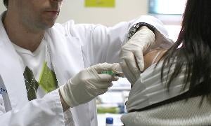 Una adolescente recibe una dosis de esta vacuna en un centro de salud de Valladolid. / R. Gómez