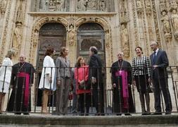 Las autoridades visitan la iglesia de Santa María La Real, una de las sedes de Eucharistia que se ha inaugurado esta mañana./ G. Villamil