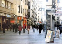 Calle Mantería de Valladolid, una de las calles comerciales por excelencia de la ciudad. / El Norte