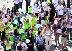Los estudiantes lanzan globos en el acto final del encuentro. / M. de la Fuente