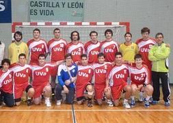 Equipo de balonmano de la Universidad de Valladolid. Con el dorsal 10, Javier Aguado.