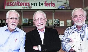 Luis Mateo Díez, José María Merino y Juan Pedro Aparicio posan en la Plaza Mayor. / Solete Casado