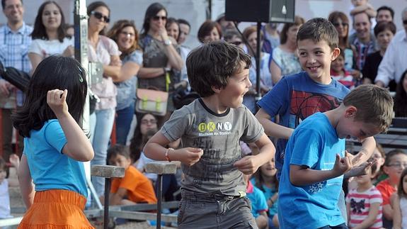 Varios niños disfrutan de una actuación.