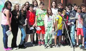 Alumnos de primero de Secundaria del instituto Arca Real, con la profesora Olga Gómez, en la observación solar en el patio. / EL NORTE