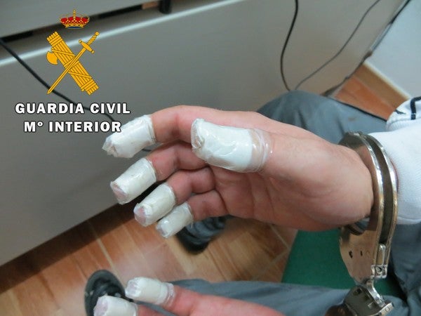 La Guardia Civil de Ávila ha esclarecido varios delitos de robo en El Tiemblo tras la detención de J.A.A.R, de 36 años de edad y natural de Ávila, y que en el momento de su detención llevaba cinta enrollada en sus dedos para asegurarse de no dejar huellas dactilares durante sus robos