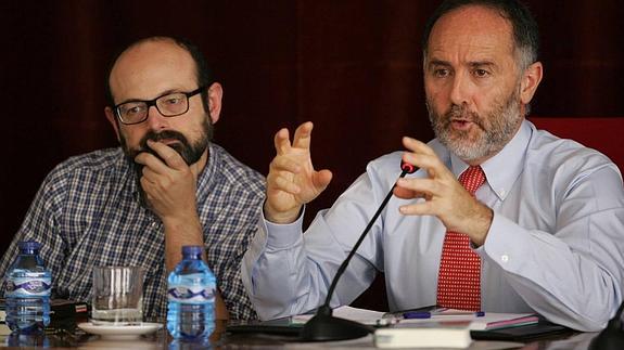 Fernando Reinares se dirige al público durante su conferencia en la Facultad de Derecho. 