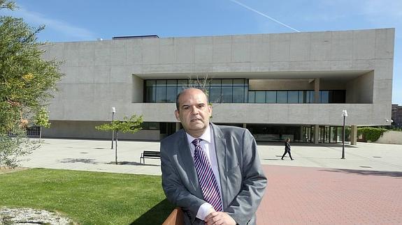 El profesor Calonge posa ante la sede de las Cortes de Castilla y León.