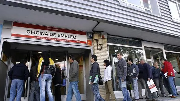 Cola en la Oficina de Empleo.