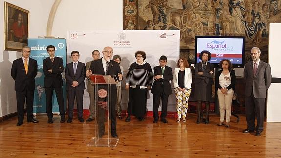 Jaume Pagés, consejero delegado de Universia, interviene en la presentación del curso 'on line' en la Casa Museo Unamuno, acompañado por el rector y otros cargos académico.