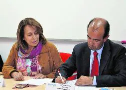 Consuelo Santiago y José Carlos Piñeyroa, durante la firma del convenio. / El Norte