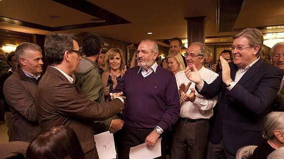 El candidato del Partido Popular Agustín Díaz de Mera, celebra la victoria junto a sus compañeros de partido.