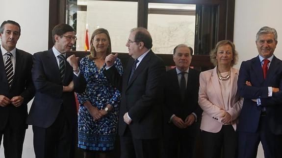 Herrera conversa con el presidente de Bankia, Ignacio Goirigolzarri al incio del acto. / 