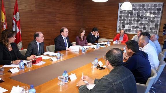 La viceconsejera de Economía, el consejero Tomás Villanueva, Juan Vicente Herrera, la consejera Silvia Clemente y el director de Industrias Agrarias, Jorge Morro, con el comité de empresa de Nutrexpa