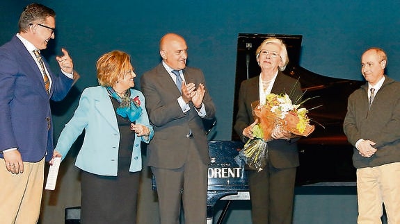 Juan Bautista Varela Ortiz, Angelines Porres, Jesús Julio Carnero, Ana Ortiz, viuda del homenajeado, y Julio García Merino, tras el acto,