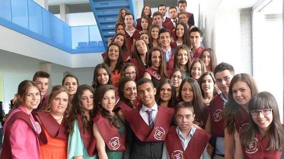 Los alumnos posan tras la graduación.EL NORTE