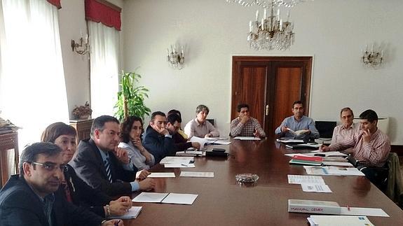 Jerónimo Moreno y Pilar Sanz, con los alcaldes de los municipios donde se construirán las depuradoras.