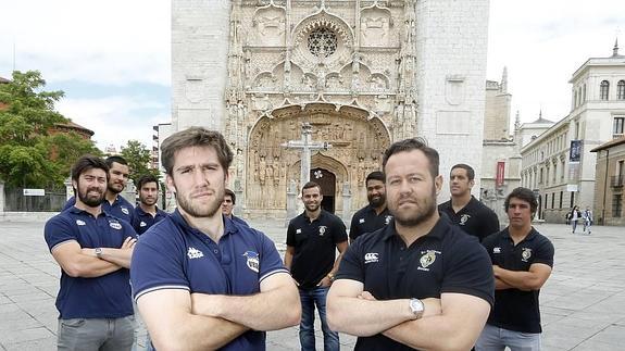 Paco Blanco, Nacho G. Muller, Nacho Molina, Álex G. Muller, Pablo Miejimolle, César Sempere, Joe Mamea, Manu Serrano, Víctor Sánchez y Pelayo Ramos posan en la Plaza de San Pablo. 