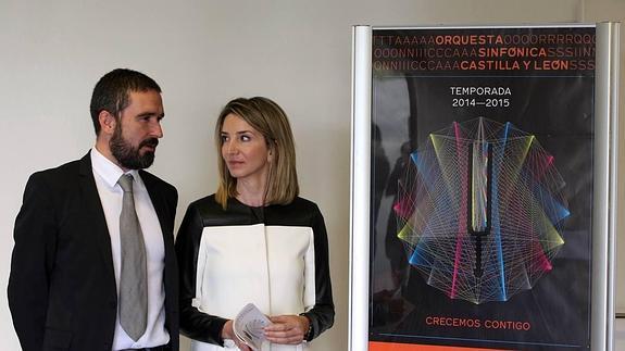 Jordi Gimeno y Alicia García, con el cartel de la nueva temporada de la OSCyL. Rubén Cacho-Ical