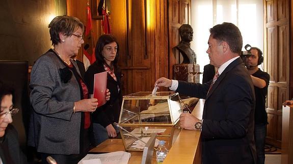 La Diputación de León celebra un Pleno extraordinario en el que tomará posesión del cargo de presidente Marcos Martínez. En la imagen, Marcos Martínez deposita su voto.