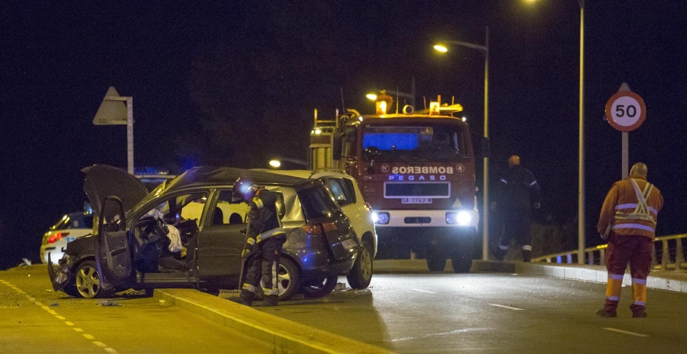 Fallece un joven en un accidente entre dos turismos en el puente Juan Carlos I