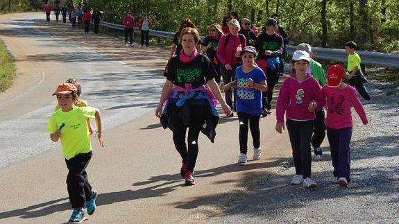 Un grupo de participantes en la Marcha de Adecas. /