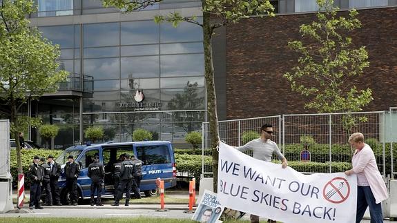Varios policías aseguran una zona en Copenague, Dinamarca, en los alrededores del hotel Marriot, por los manifestantes contra el club Bilderberg. 