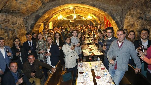 La bodega de Aranda apenas dio para cobijar a los jóvenes que quisieron particpar en la jornda. 