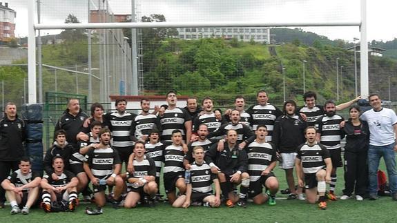 Los chamizos celebran el ascenso bajo los palos del campos bilbaíno. 