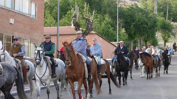 Partcipantes en la romería por las calles de Portillo. 