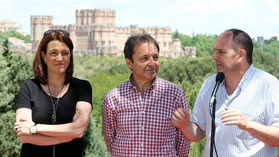 Soraya Rodríguez, Juan Luis Gordo y José Luis Aceves, en la Fiesta de la Rosa de Coca.